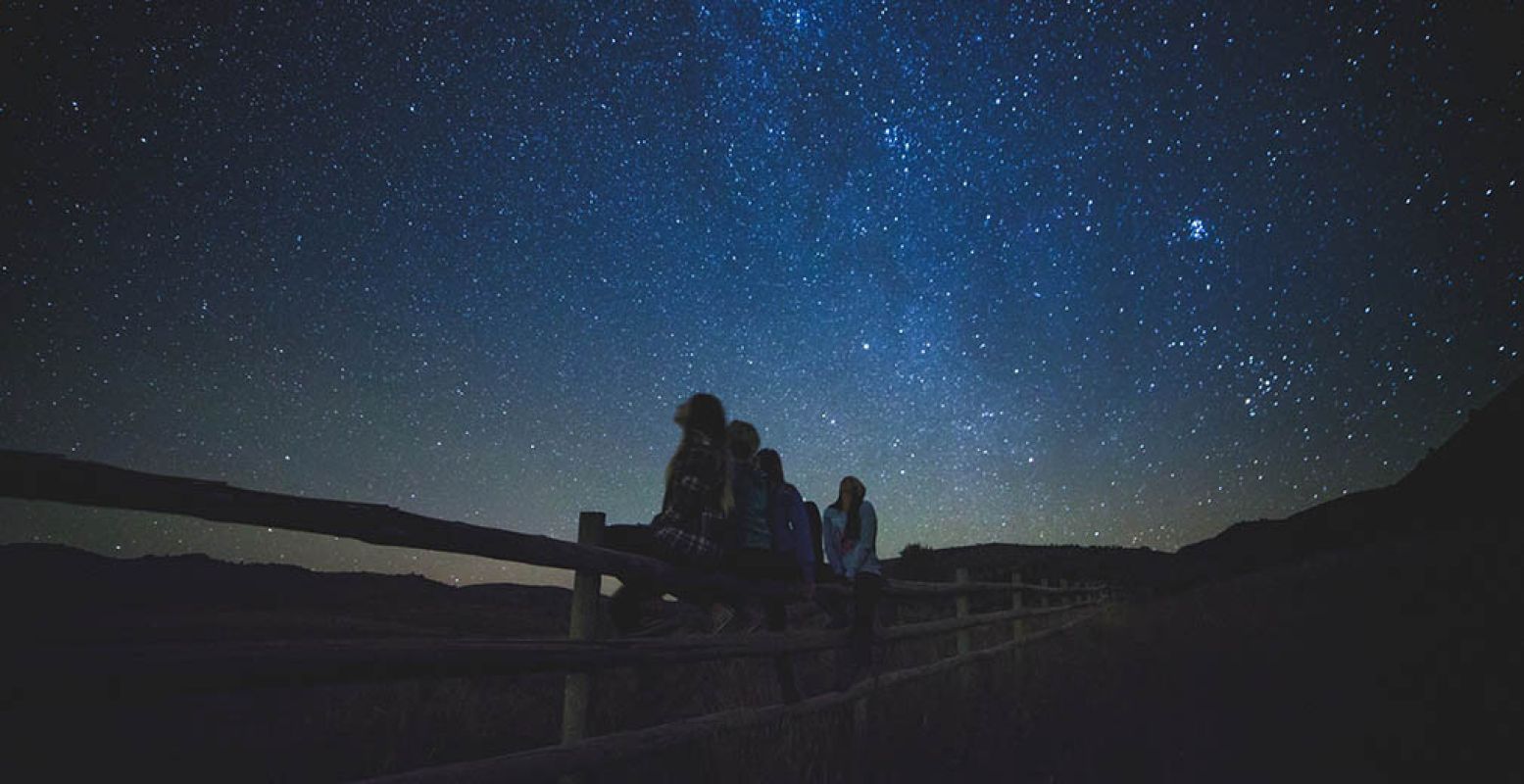 Kom op  3, 4 en 5 maart op verschillende locaties gratis naar sterren turen tijdens de Landelijke Sterrenkijkdagen 2017.  Pexels.com .