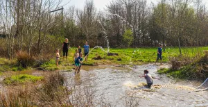 6x goedkope dagjes weg met kinderen Met mooi weer lekker spelen in de speelvijver. Foto: Landgoed Buitenpost