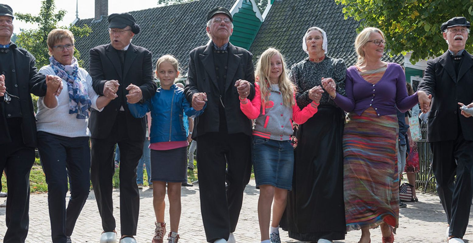 Dans in een folkloristische dansgroep!