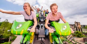 Top 10 leukste achtbanen Sjees over de achtbaan alsof je op een motor ligt in de Booster Bike. Foto: Attractiepark Toverland © Kris Van de Sande