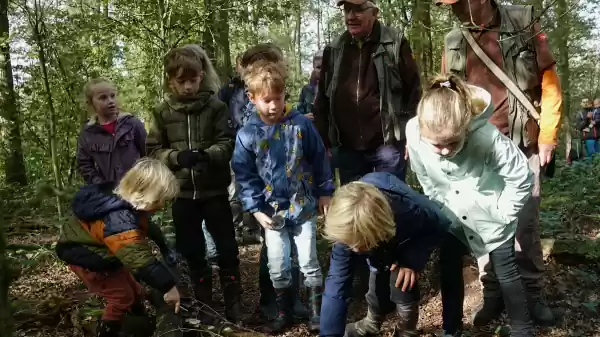 Speuren naar sporen in De Groote Peel boswachter met kinderen in bos | Foto geüpload door gebruiker Staatsbosbeheer.