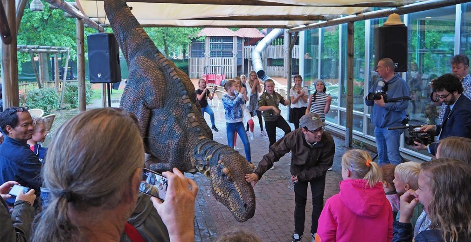 De opening van Dinoland Adventure op zondagmiddag 22 mei.