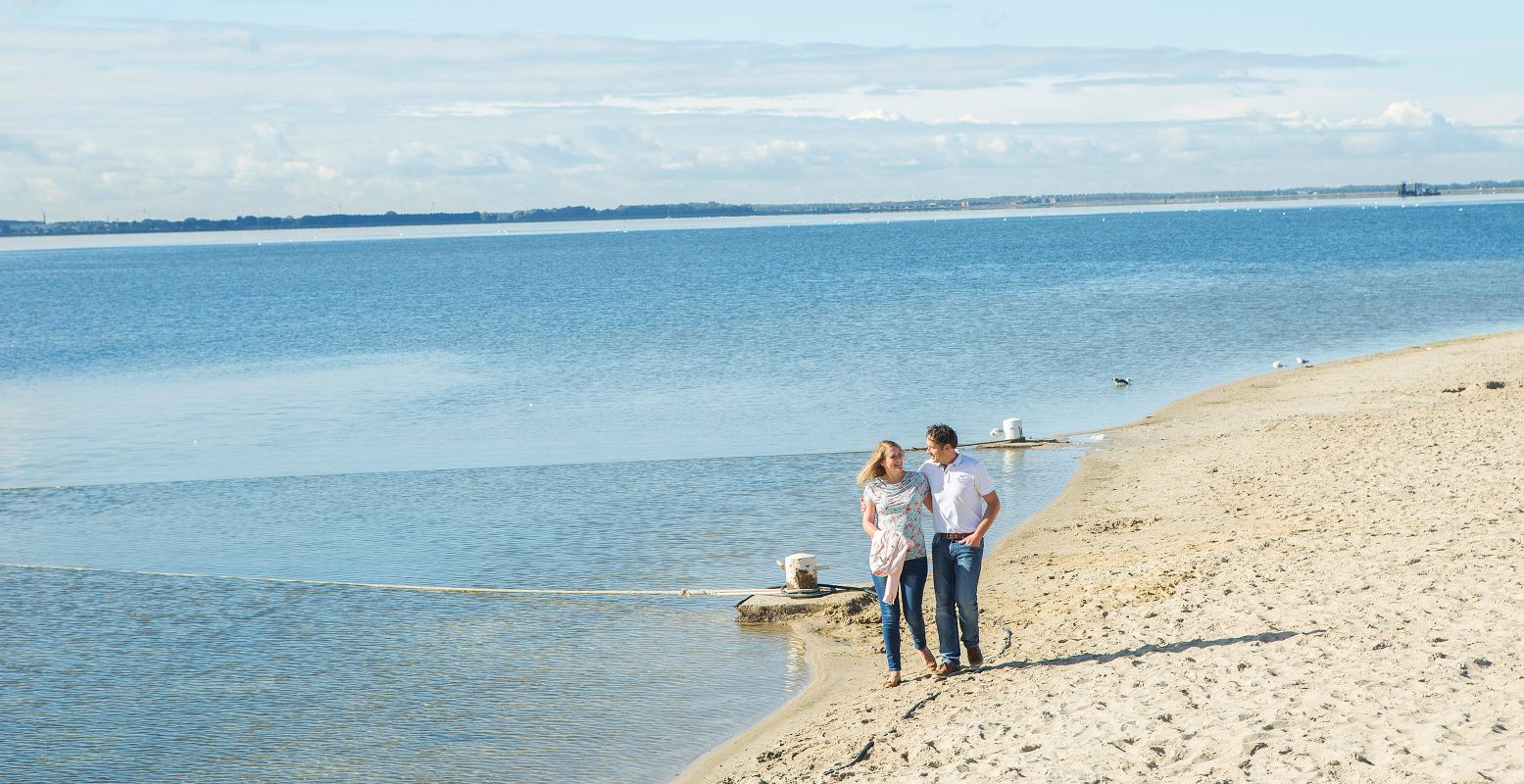 Wandelen over het stadsstrand van Harderwijk. Foto: Ingeborg Lukkien