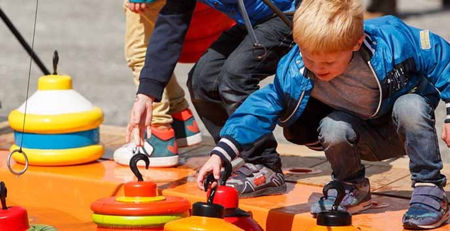 Vis de dobbers uit het water! Foto: Zuiderzeemuseum, Madelon Dielen