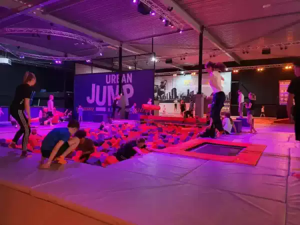 Urban GRND Spring naar hartenlust in het trampolinepark. Foto: Urban GRND