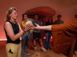 Bekijk archeologische vondsten. Foto: DOMunder © Paulus van Dorsten