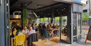 Dagje uit in Almere: dit is er te doen Geniet van een vegan lunch of een lekker taartje bij The Black Cockatoo. Foto: The Black Cockatoo