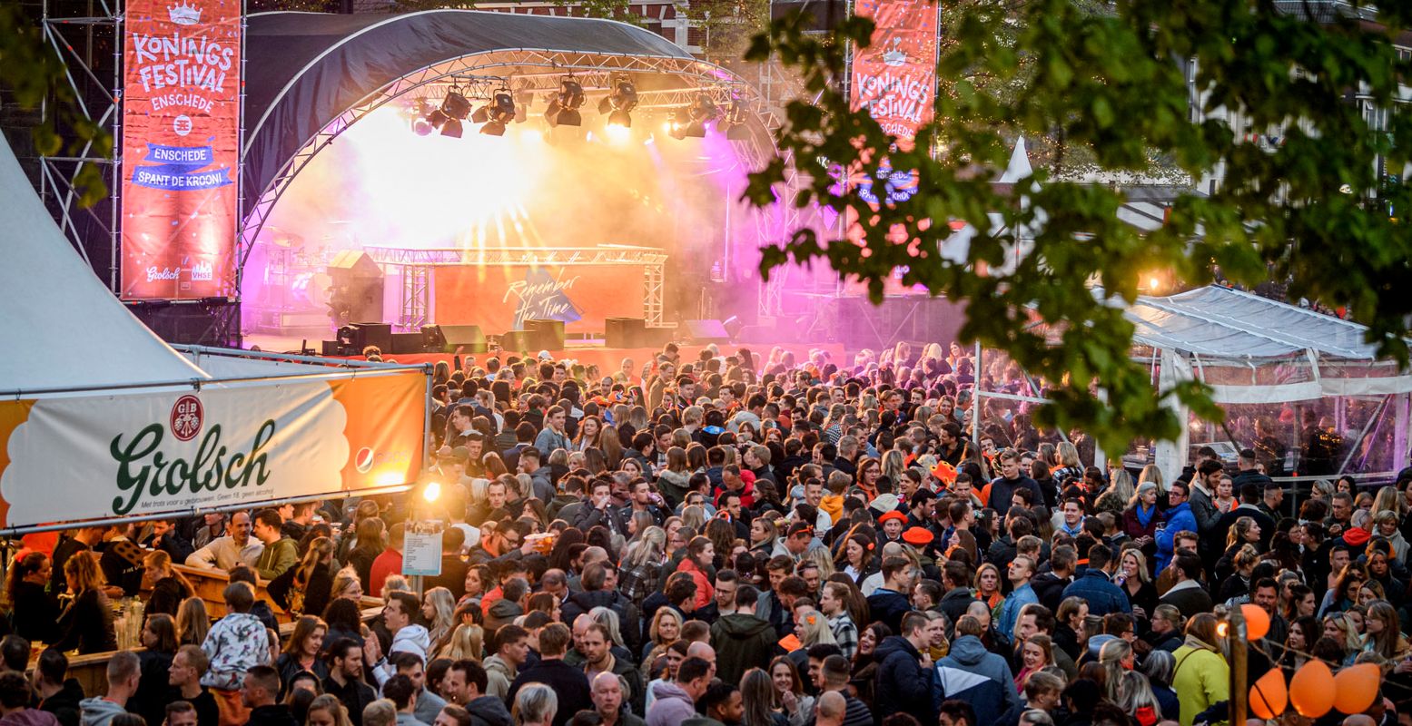 De Oude Markt staat vol tijdens het Koningsfestival Enschede. Foto: Enschede Promotie © Emiel Muijderman