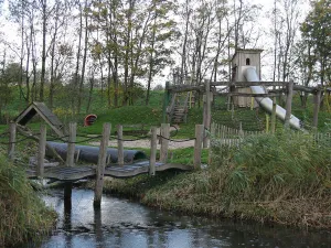 Ren over de hangbrug naar het volgende speeltoestel. Foto: DagjeWeg.NL