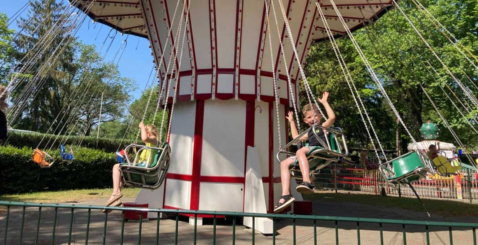 Maak een rondje in de zweefmolen van Attractiepark de Waarbeek. Foto: DagjeWeg.NL