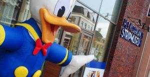 Over de foto: Donald Duck staat op wacht bij het leukste museum van Nederland. Foto: Nederlands Stripmuseum Donald Duck staat op wacht bij het leukste museum van Nederland. Foto: Nederlands Stripmuseum