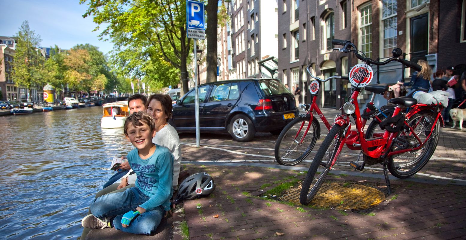 Ontdek Amsterdam met het hele gezin op een opvallende rode fiets van MacBike. Foto: MacBike
