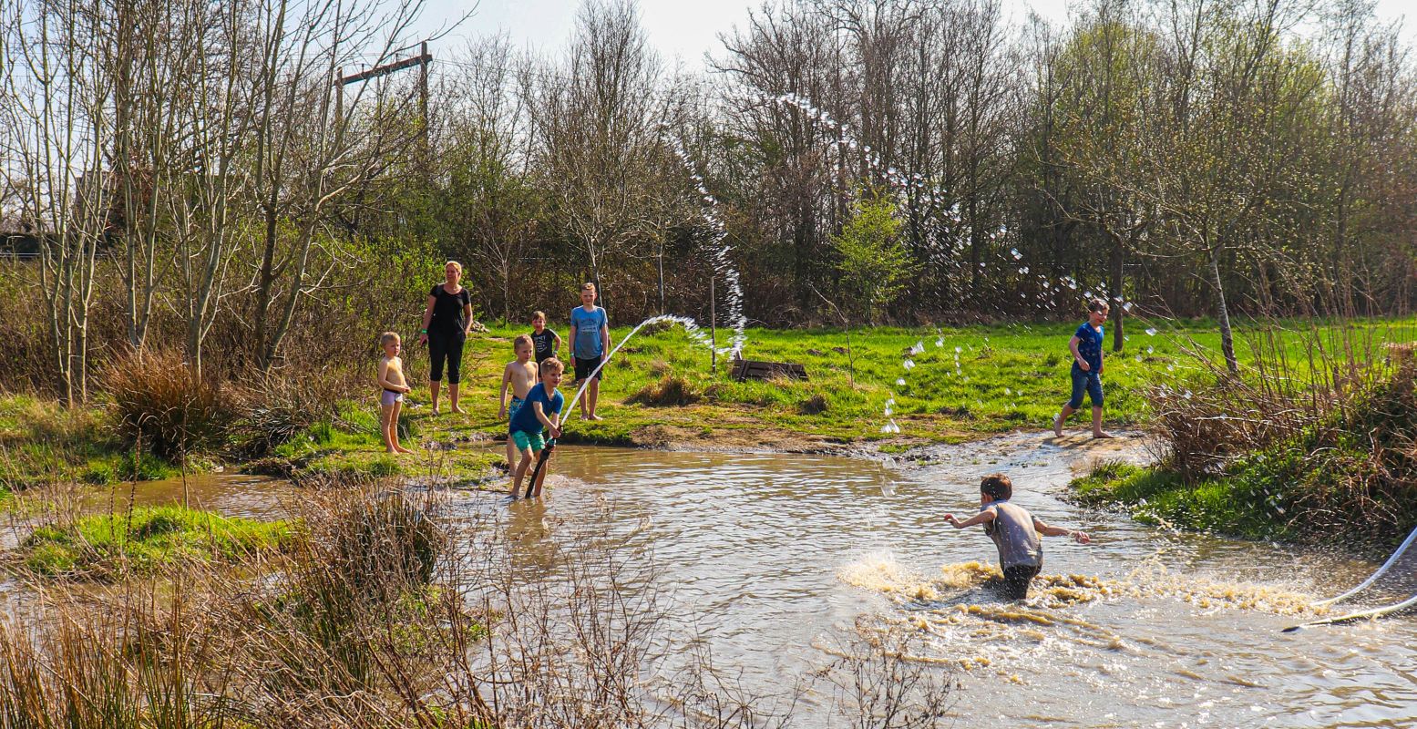 Met mooi weer lekker spelen in de speelvijver. Foto: Landgoed Buitenpost