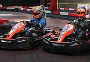 Samen racen op de kartbaan. Foto: Gamecity Zoetermeer