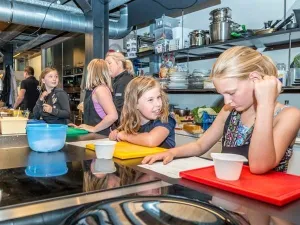 Natuurspeelpark Hoppies Lekker koken, ook voor kinderen. Foto: Hoppies