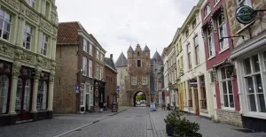 Brabants genieten tijdens een dagje Bergen op Zoom De Lievevrouwestraat met op het eind De Gevangenpoort. Foto: DagjeWeg.NL / Tonny van Oosten