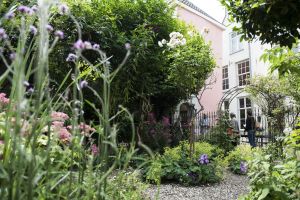 Fotobeschrijving: Oudegracht 296. Foto: (c) Open Tuinendag Utrecht.