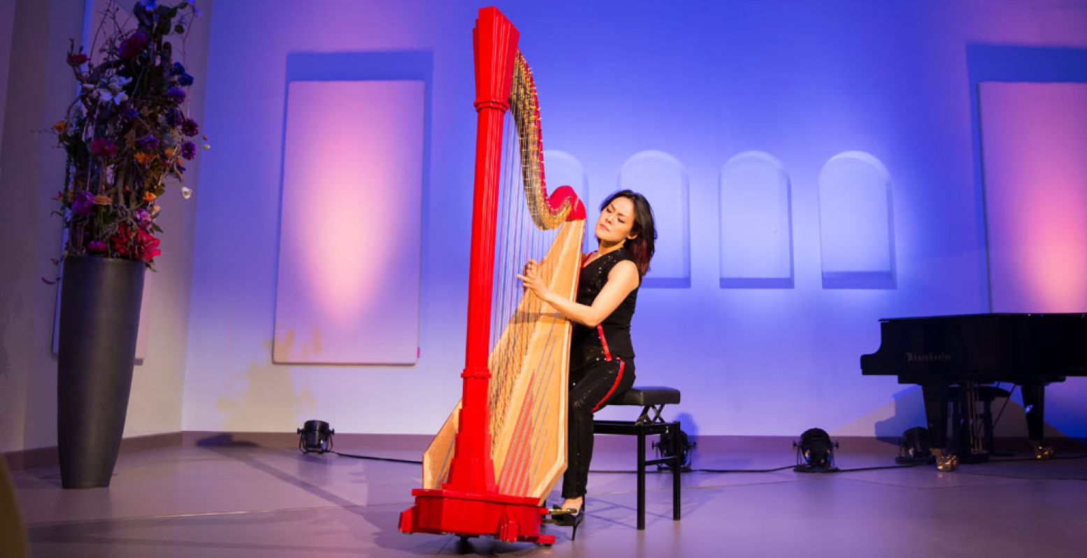 Via het livestreaming platform Classical At Home geniet je aanstaande zaterdag rechtstreeks mee van de mooiste harpmuziek van Lavinia Meijer. Foto: © Jaqueline Imminkhuizen