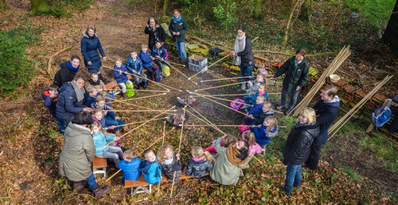 Broodjes bakken boven het kampvuur. Foto: Chris op de Hoek