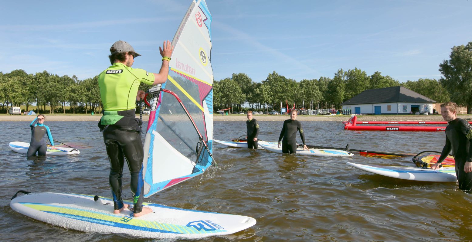 Bij Telstar Beach bieden ze verschillende watersporten aan, mét professionele begeleiding! Foto: Telstar Surfclub © Robert Mulder.