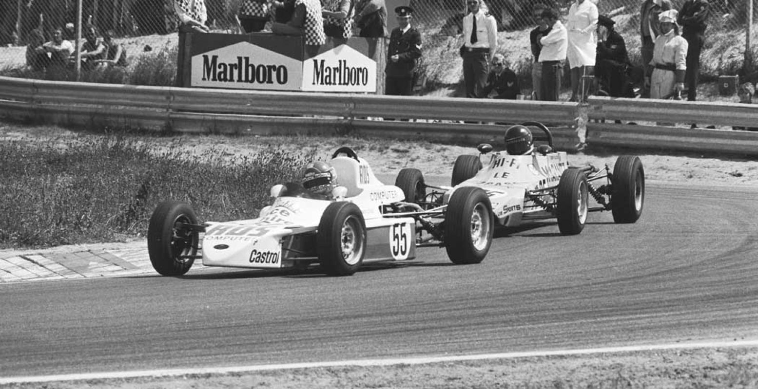 Jan Lammers in gevecht met Therry Boutens op het circuit van Zandvoort tijdens een gewonnen Formule Ford-race. Foto: Koen Suyk, Nationaal Archief / Anefo