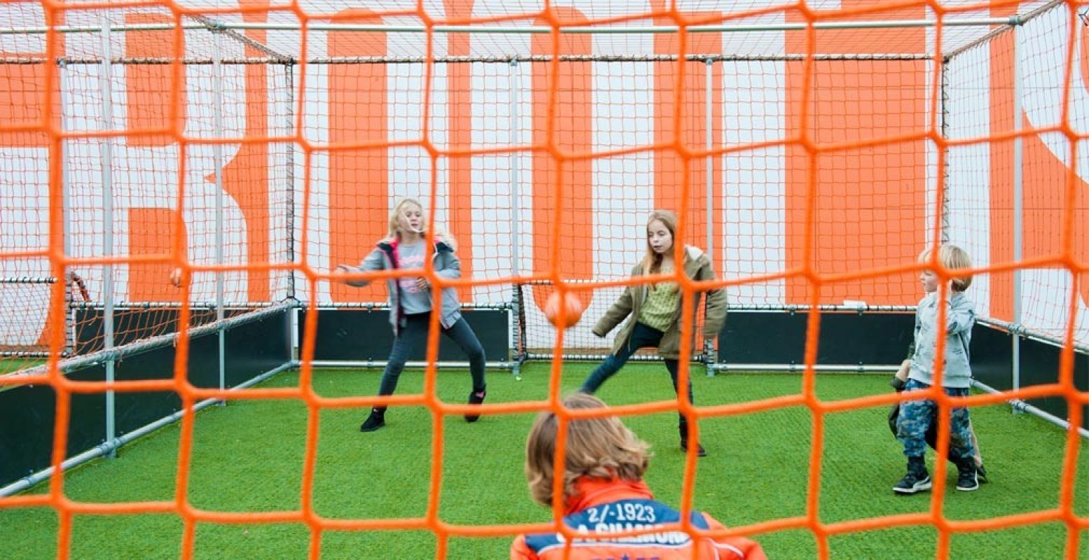 In de indoor playzone kunnen kinderen meedoen aan verschillende sportworkshops.