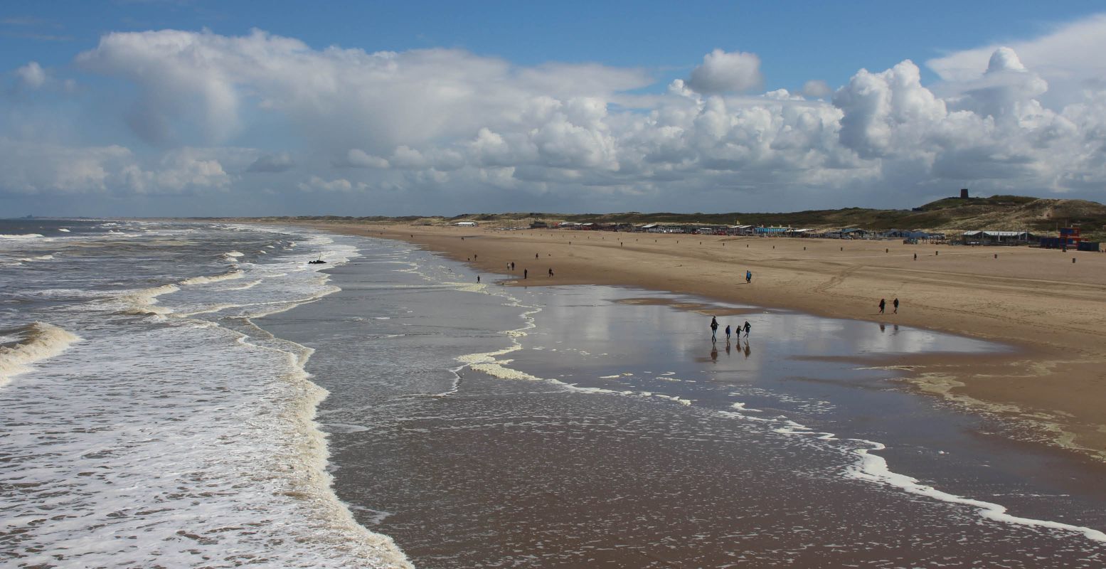 Genieten aan het strand van Scheveningen. Foto: DagjeWeg.NL