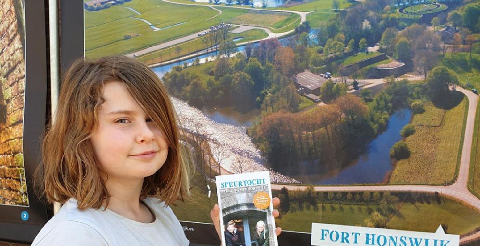 Fort Honswijk heeft een expositie waar je gewoon heen kunt: een buitenexpo met grote doeken over meerdere forten. Voor kinderen is er een leuke speurtocht. Foto: Forten.nl