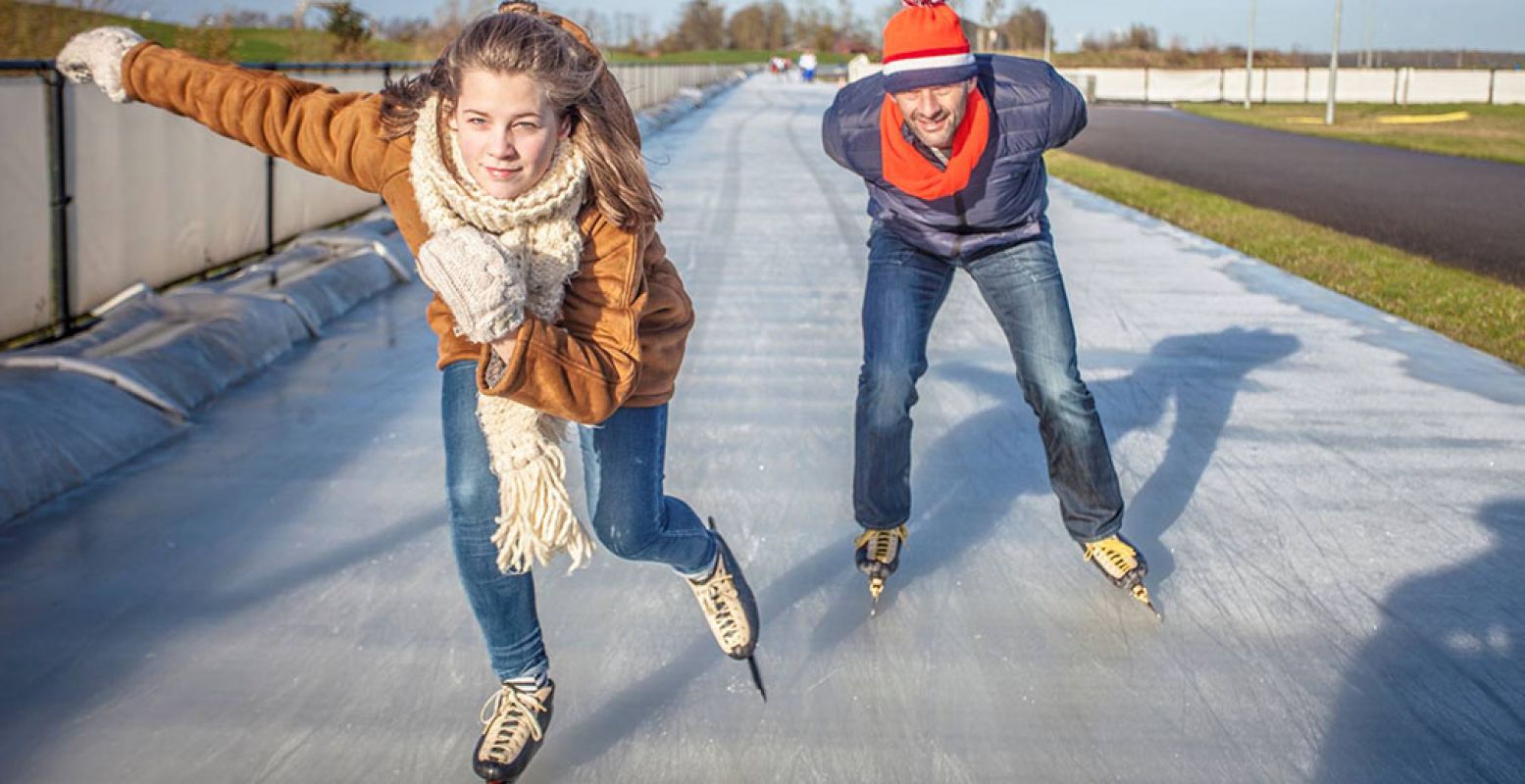 Dat heerlijke wintergevoel van buiten schaatsen is ook mogelijk als het nog niet vriest. Bij Flevonice bijvoorbeeld. Foto: Flevonice
