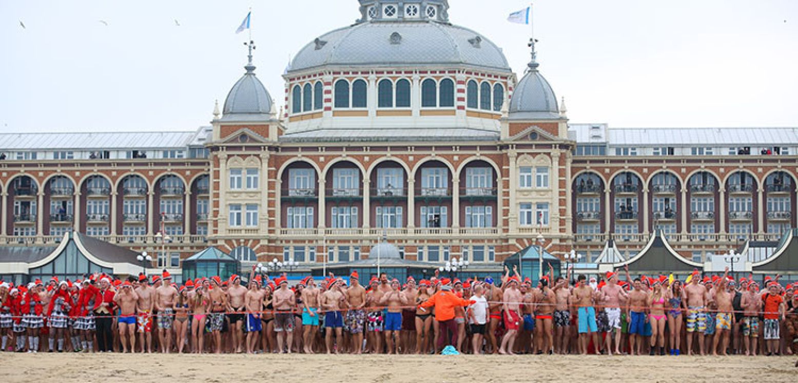 De Nieuwjaarsduik in Scheveningen start vlak voor het Kurhaus. Foto: WvH Communicatie.