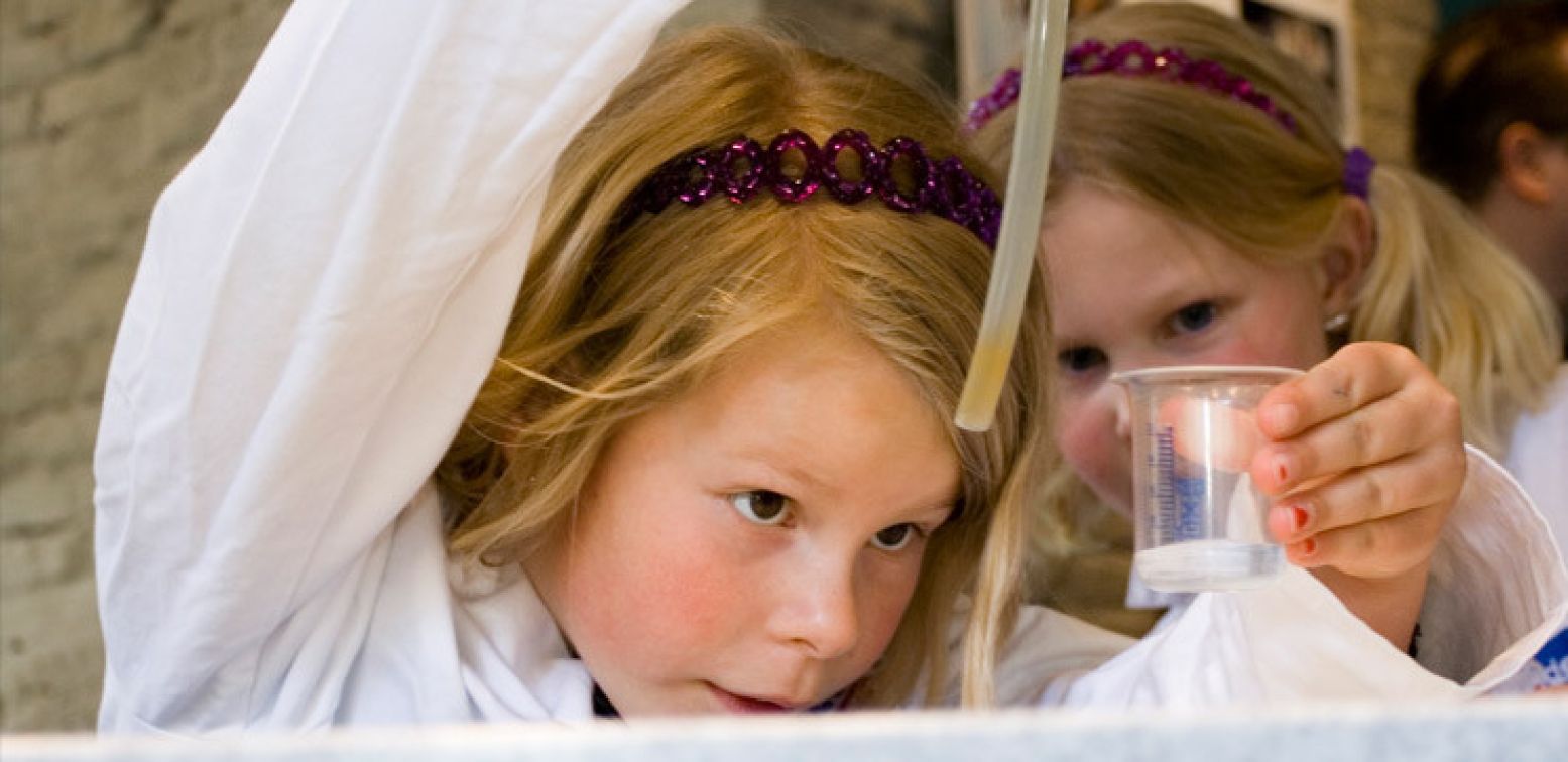 Stapelen met stoffen in het Waterlab. Foto: Nederlands Watermuseum