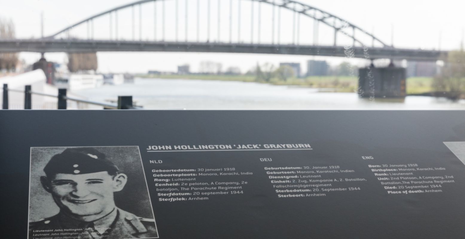 Vanuit het informatiecentrum heb je een spectaculair uitzicht op de brug waar in 1944 de Slag om Arnhem plaatsvond. Foto: Airborne at the Bridge © Arjan Vrieze.