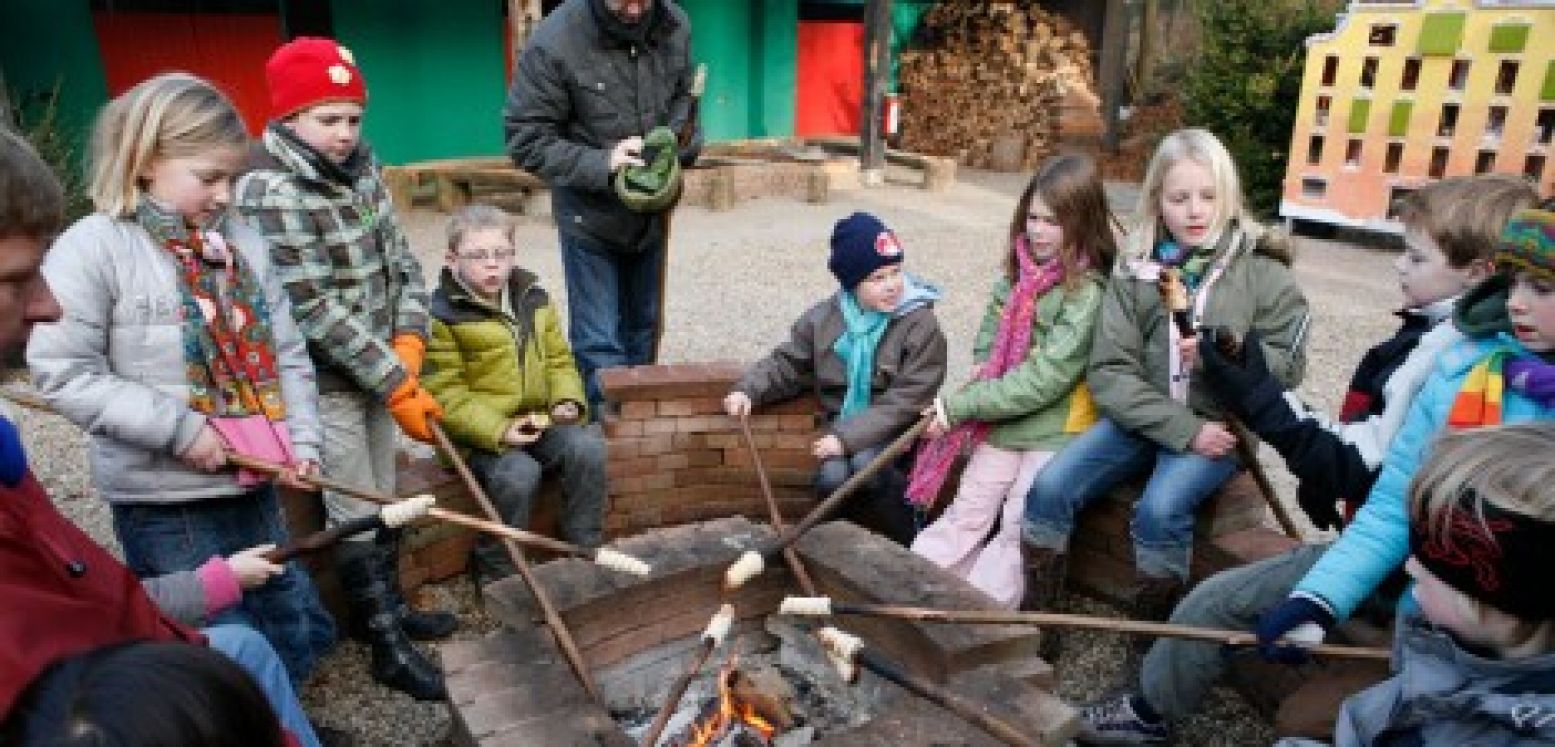 Samen broodjes bakken en oud-Hollandse spelletjes doen.