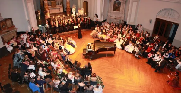 Gekostumeerd bal met Mozart in een kasteel