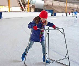 Leer schaatsen met hulp van een rek. Foto: IJssportcentrum Eindhoven