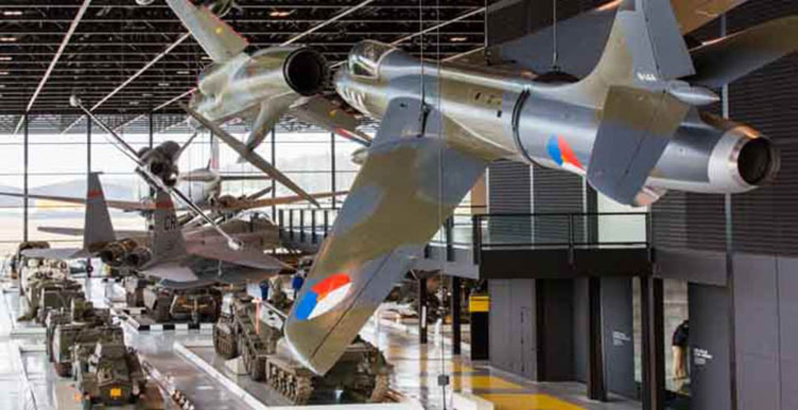 Indrukwekkend: bij NMM hangen gigantische gevechtsvliegtuigen boven je hoofd. Foto: Nationaal Militair Museum.