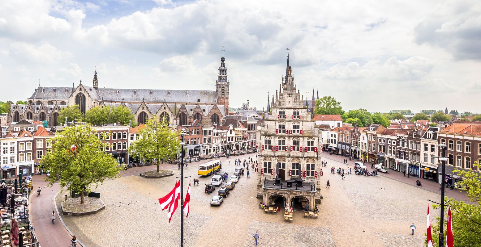 Bezoek dan de Markt met het sprookjesachtige Stadhuis. Op de achtergrond de Sint-Janskerk, de langste kerk van Nederland. Foto: VVV Gouda