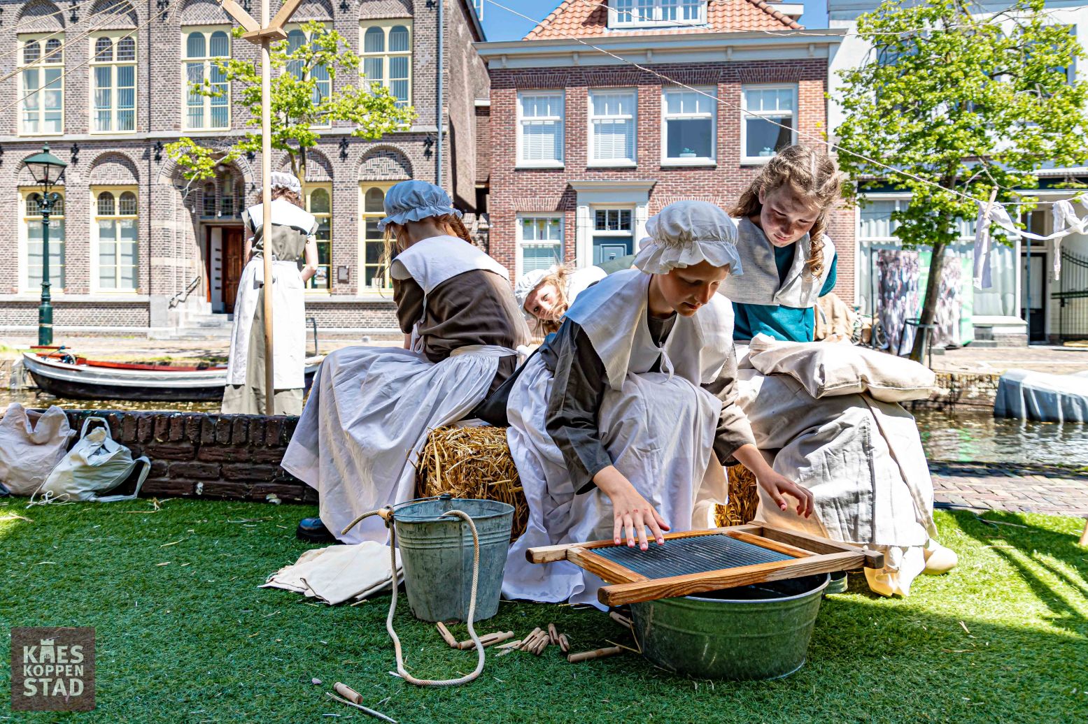 Huishoudelijke klusjes zagen er vroeger heel anders uit dan nu. Foto: Kaeskoppenstad Huishoudelijke klusjes zagen er vroeger heel anders uit dan nu. Foto: Kaeskoppenstad