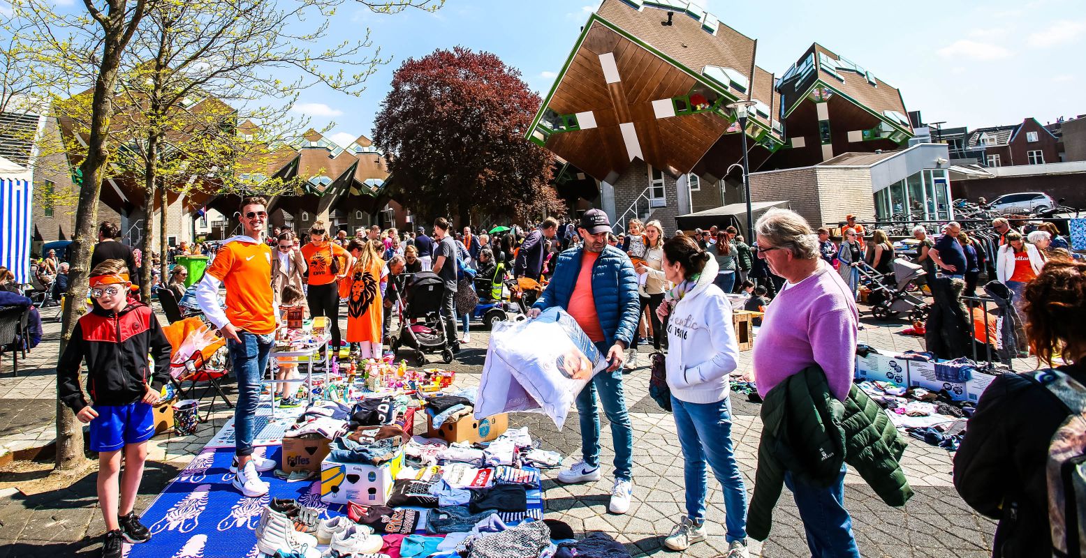 Bezoek met Koningsdag een kleedjesmarkt. Altijd gezellig! Foto: Koningsfeesten Helmond © De Vaste Clique