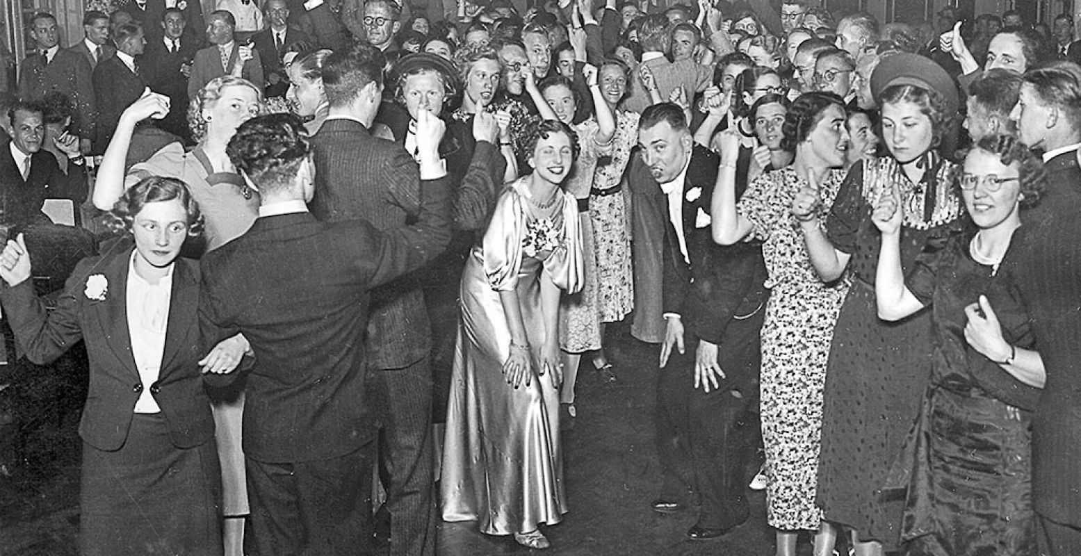 Rosa als stralend middelpunt op een dansfeestje. Foto: De Museumfabriek © Archief Roosje Glaser.