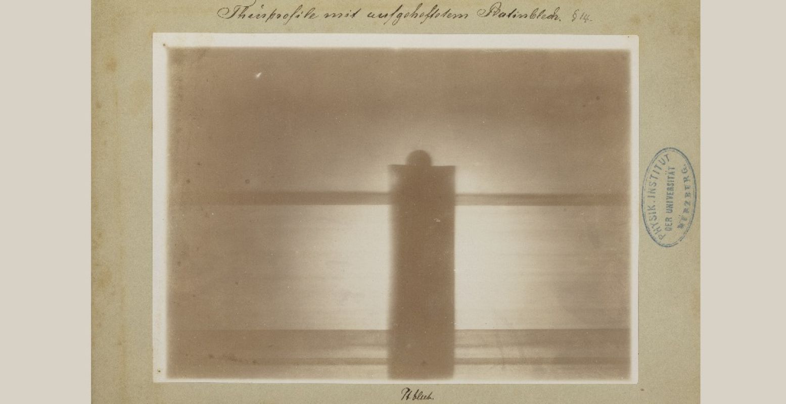 Röntgenfoto door Wilhelm Conrad Röntgen: deurpost van Röntgens laboratorium, met een plaatje platina erop aangebracht, Collectie Teylers Museum. Foto: Teylers Museum