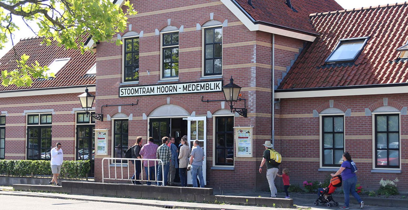 Museumstoomtram Hoorn-Medemblik heeft een eigen, historisch station naast het NS-station van Hoorn. Foto: DagjeWeg.NL.