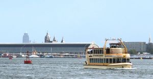 Over de foto: Geniet van een prachtig uitzicht over 't IJ. Foto: Pannenkoekenboot Amsterdam. Geniet van een prachtig uitzicht over 't IJ. Foto: Pannenkoekenboot Amsterdam.