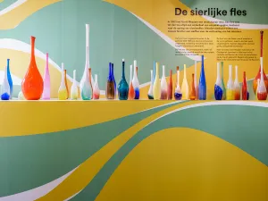 Flessen voor de sier in plaats van als verpakking. Foto: Nationaal Glasmuseum © J. van Vrouwerf