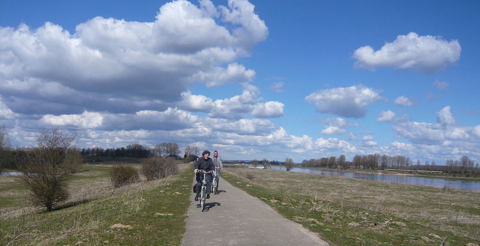 Op het stukje dijk kun je fietsers tegenkomen, maar je wandelt vooral over ruige paadjes door de natte natuur rondom het fort. Foto: Fort Pannerden