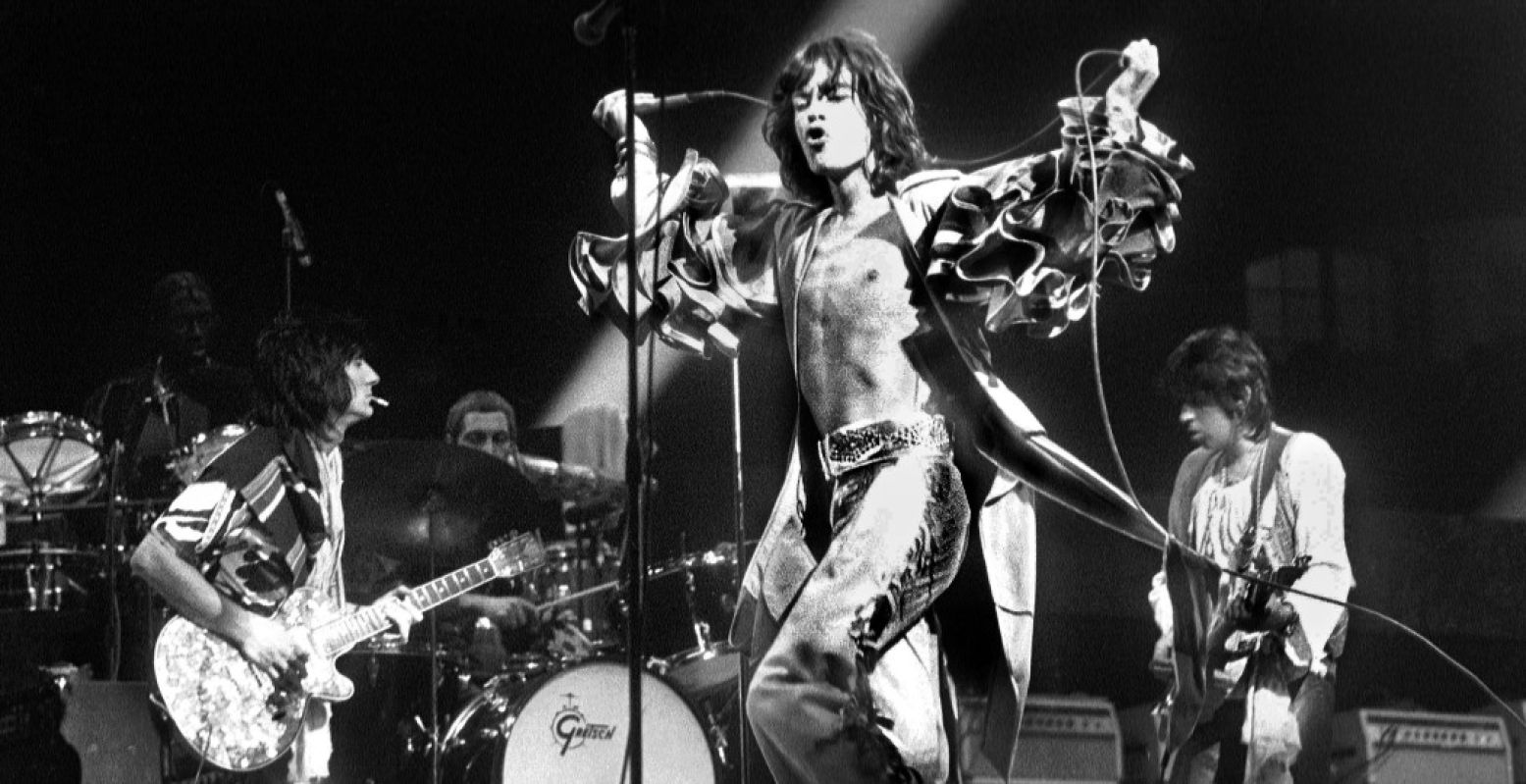 Rolling Stones-zanger Mick Jagger showt zijn dansmoves tijdens een optreden. Brussel, België 1976. Foto: Noorderlicht © Gijsbert Hanekroot