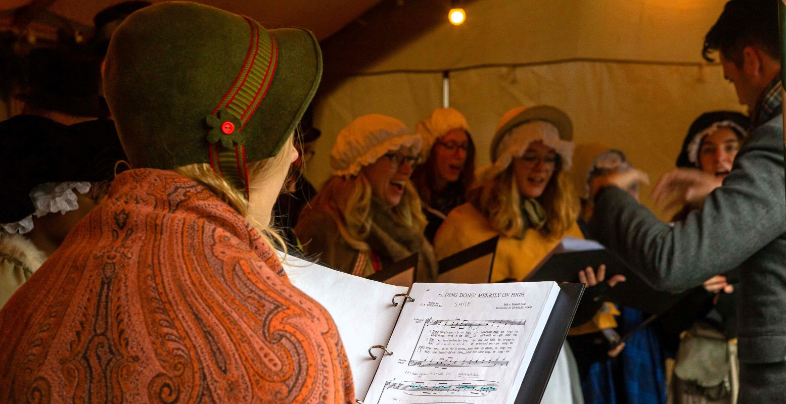 Een van de sfeermakers van een Dickensfestijn: de koortjes die helemaal in stijl kerstliederen zingen. Foto: Victorian Christmas Fayre © Janet Vermist