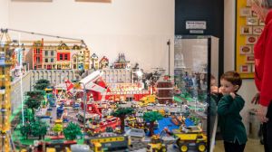 Jongetje bekijkt een grote stad gebouwd van Lego in Museum van de 20e eeuw. Foto: Foto: Benno Ellerbroek / Museum van de Twintigste Eeuw