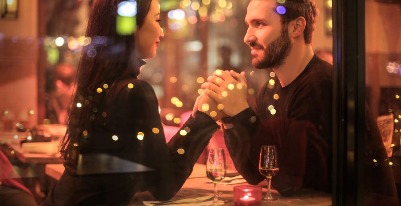 Verras je liefje met een culinair avondje op stand. Foto:  Pexels.com .