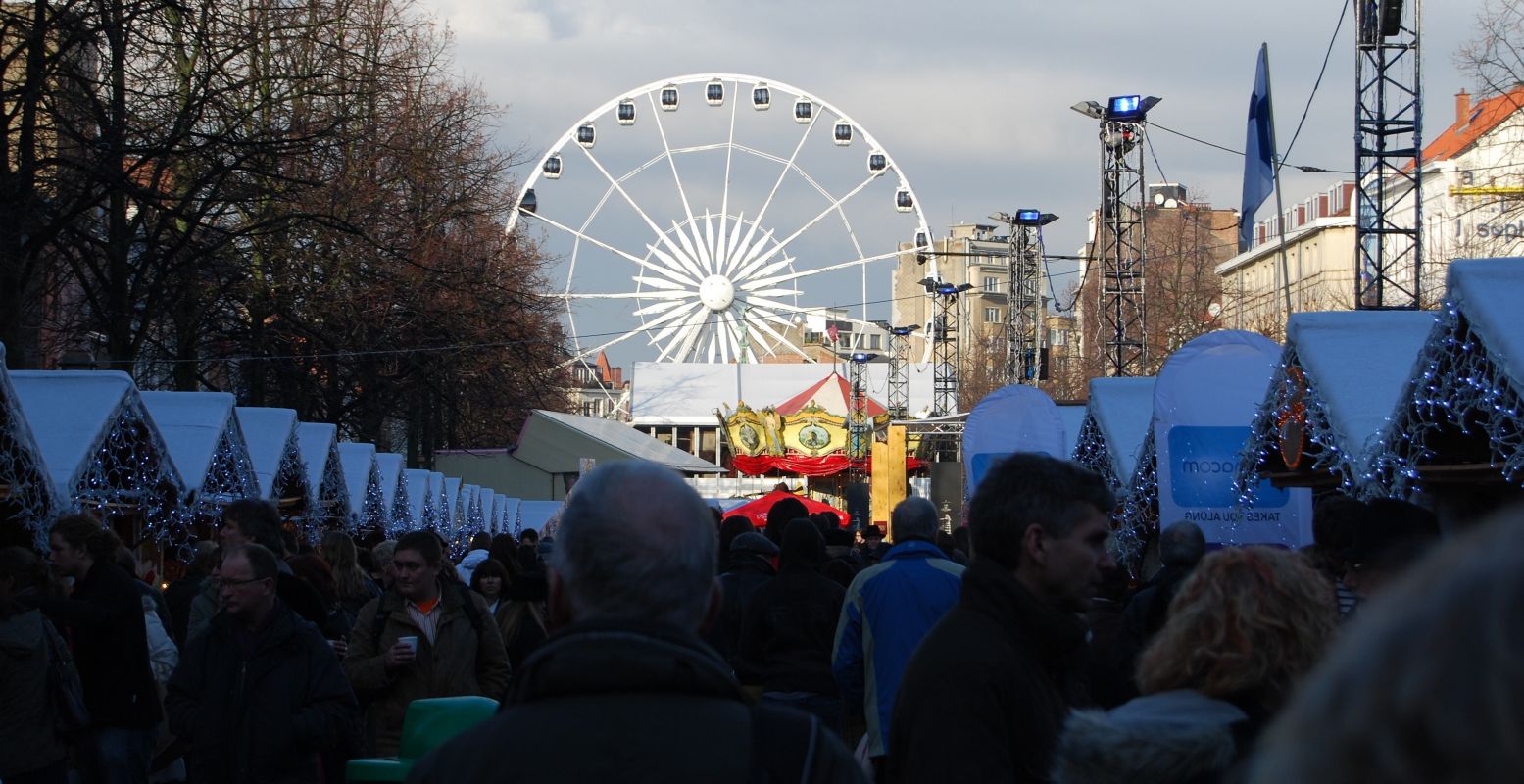 De kerstmarkt in Brussel, met op de achtergrond het reuzenrad. Foto: Ben Kerckx via  Pixabay .
